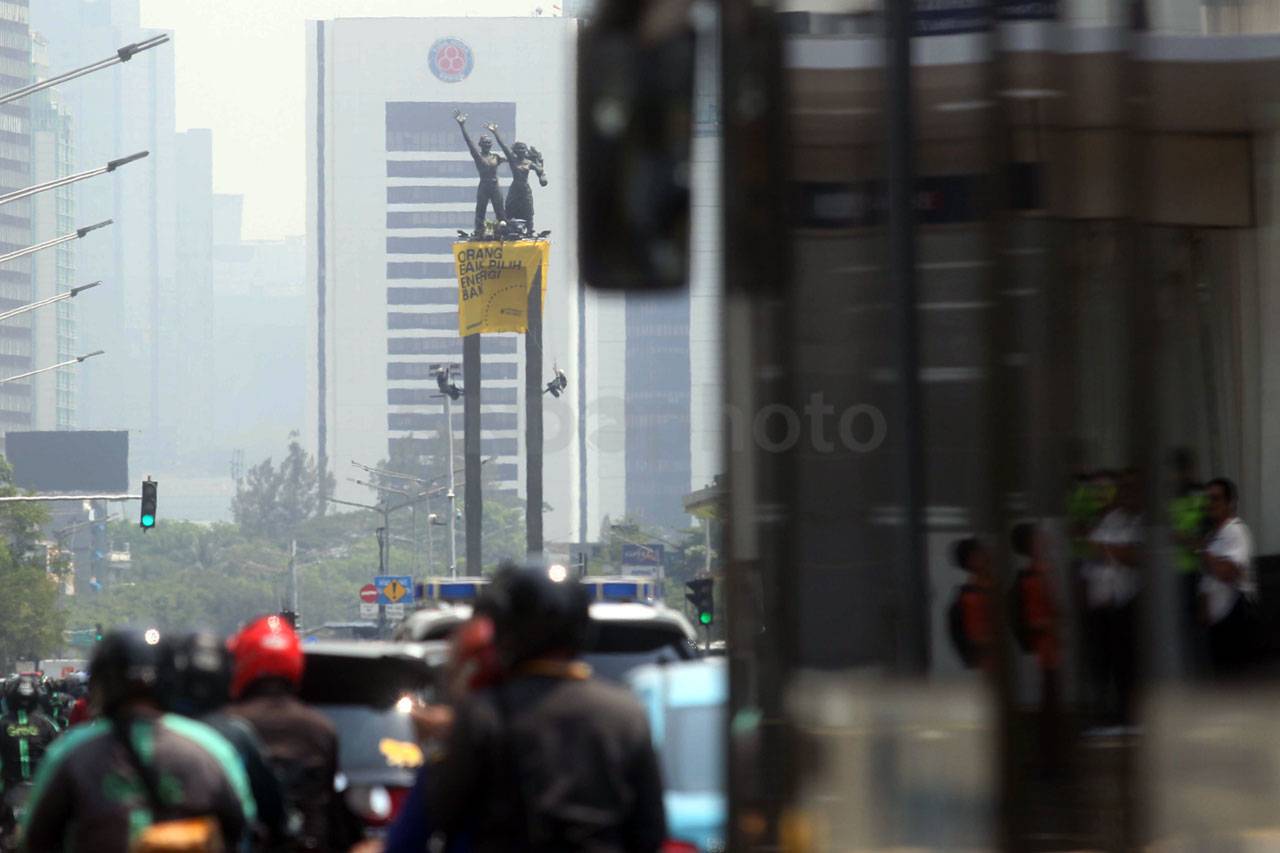 Aktivis Greenpeace Bentangkan...