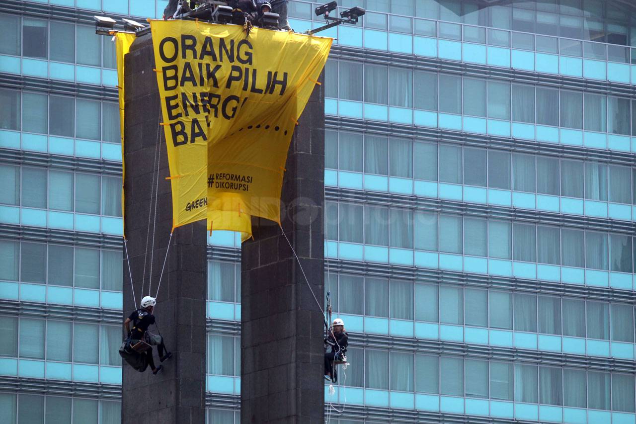 Aktivis Greenpeace Bentangkan...