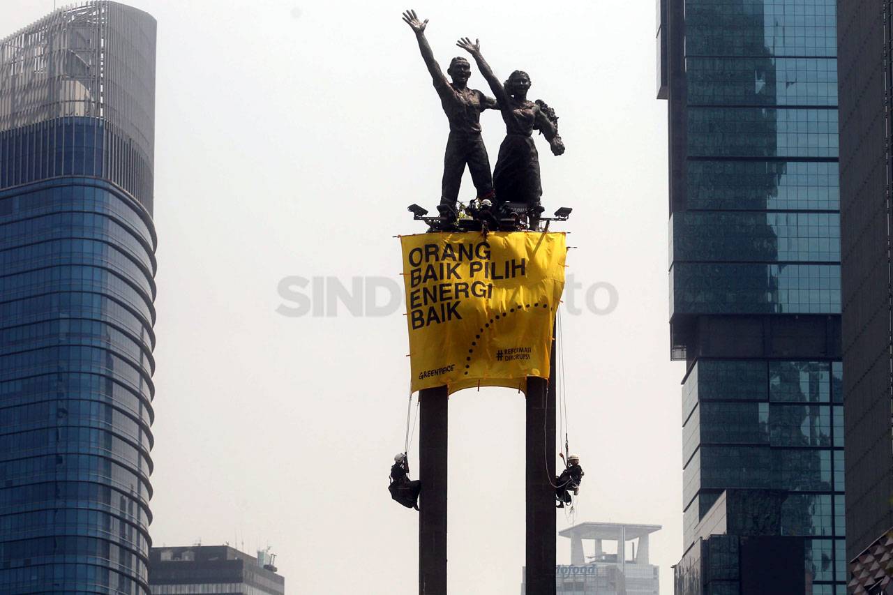 Aktivis Greenpeace Bentangkan...
