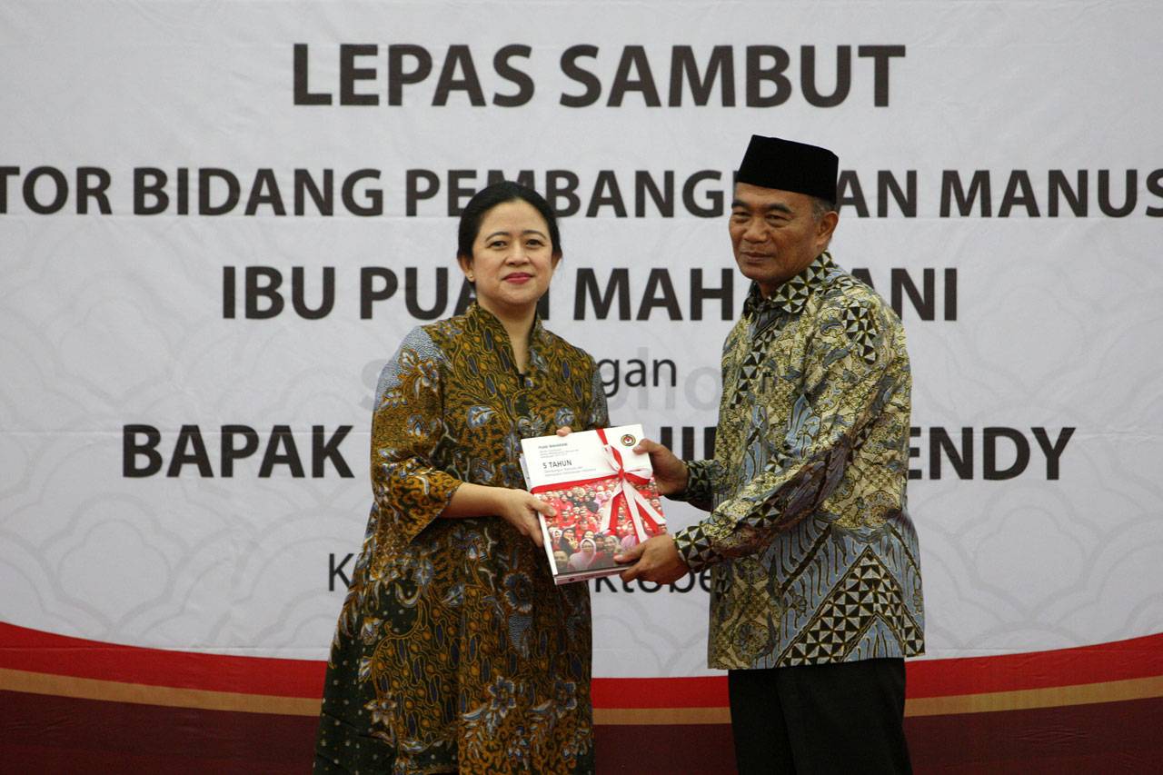 Puan Maharani Serahkan...