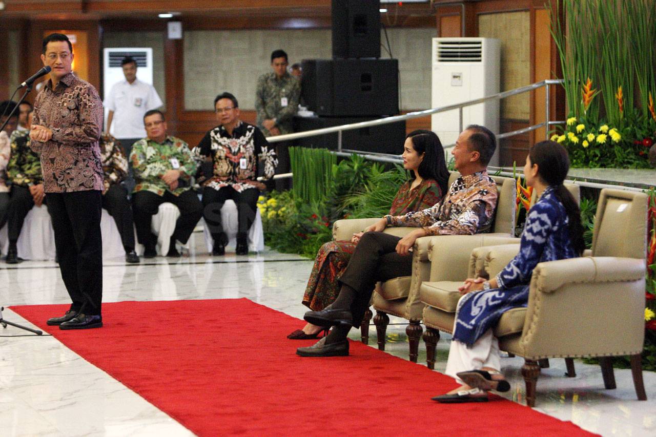 Agus Gumiwan Serahkan...
