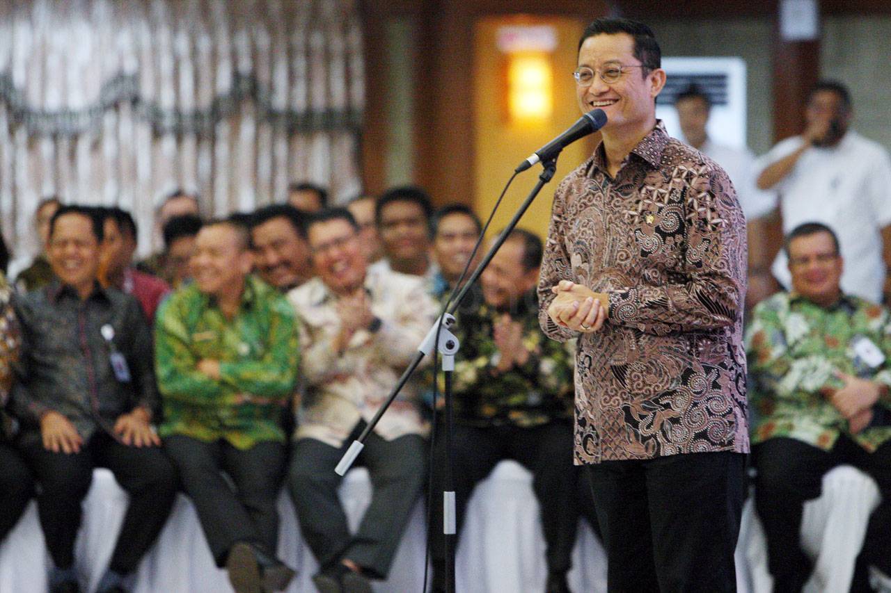 Agus Gumiwan Serahkan...