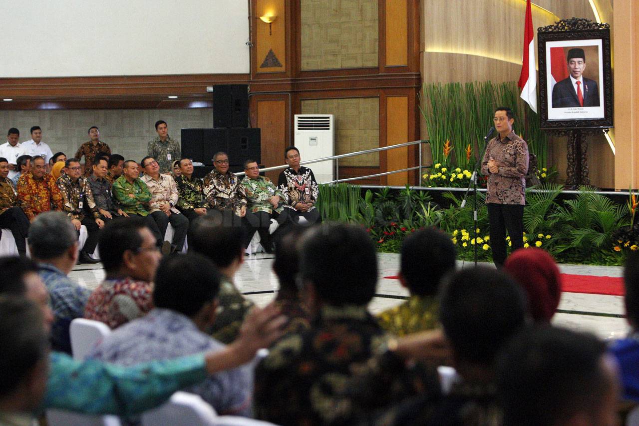 Agus Gumiwan Serahkan...