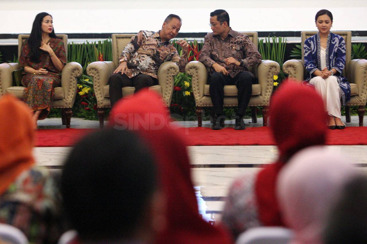 Agus Gumiwan Serahkan...