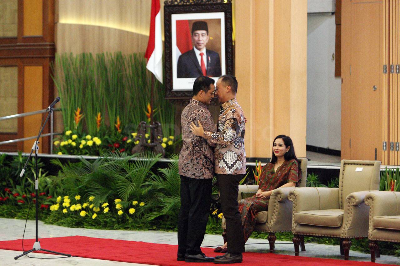 Agus Gumiwan Serahkan...