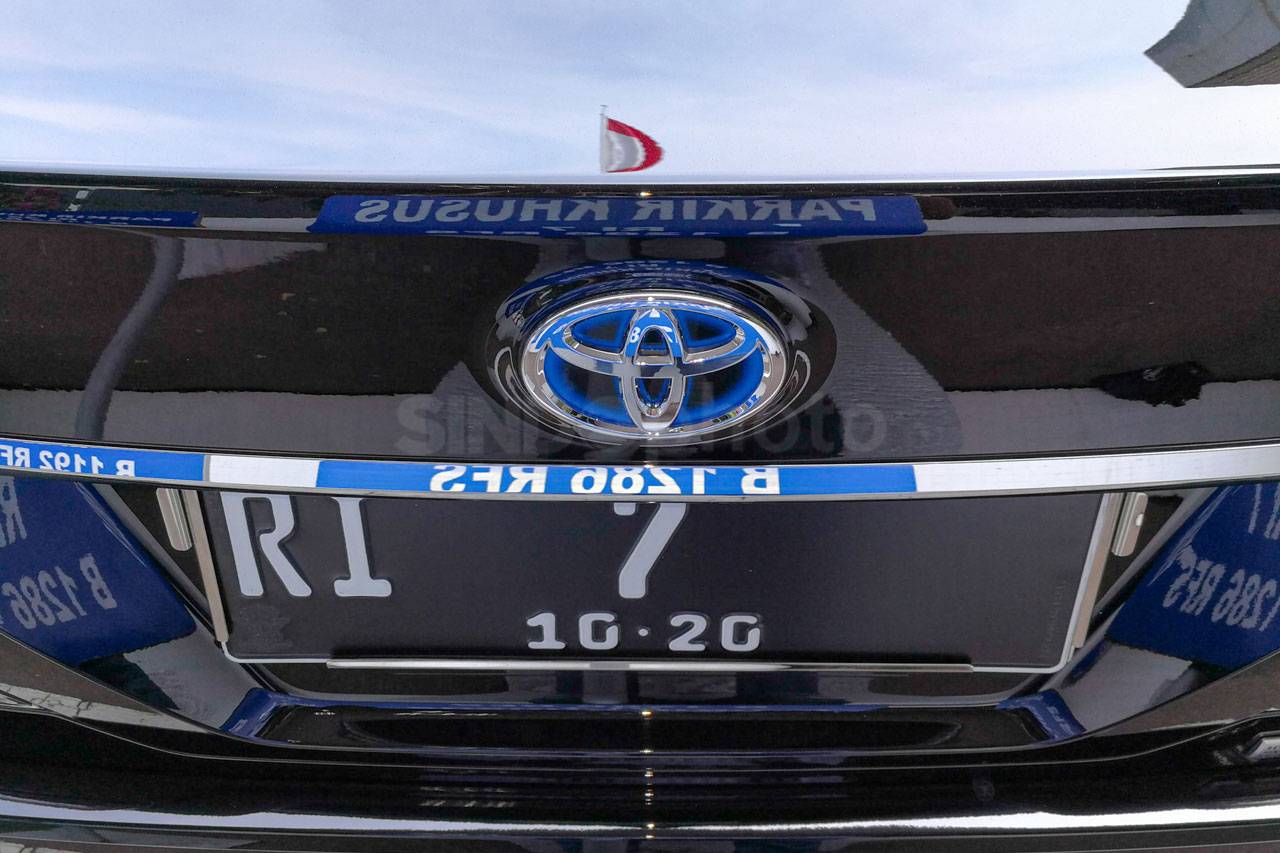 Mobil Dinas Toyota Crown...