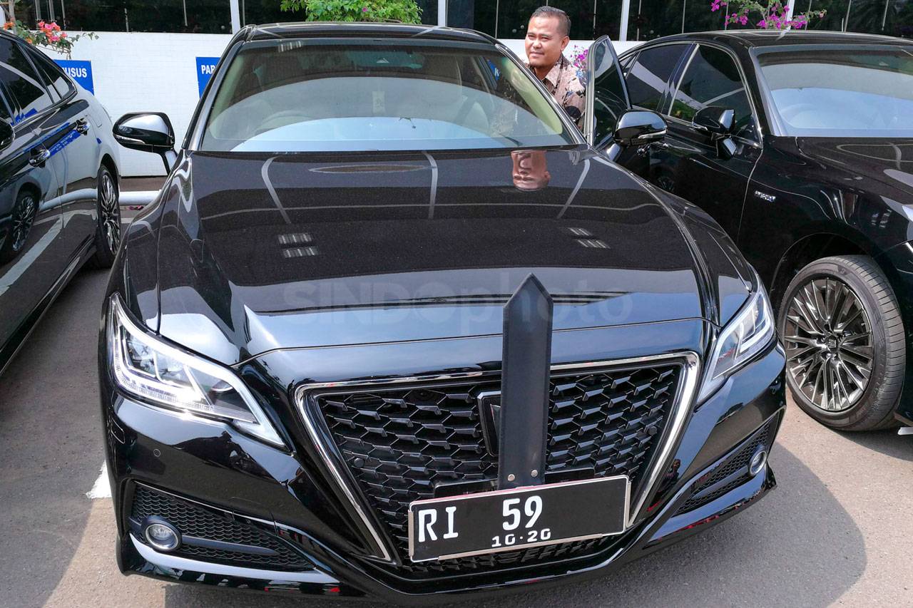 Mobil Dinas Toyota Crown...