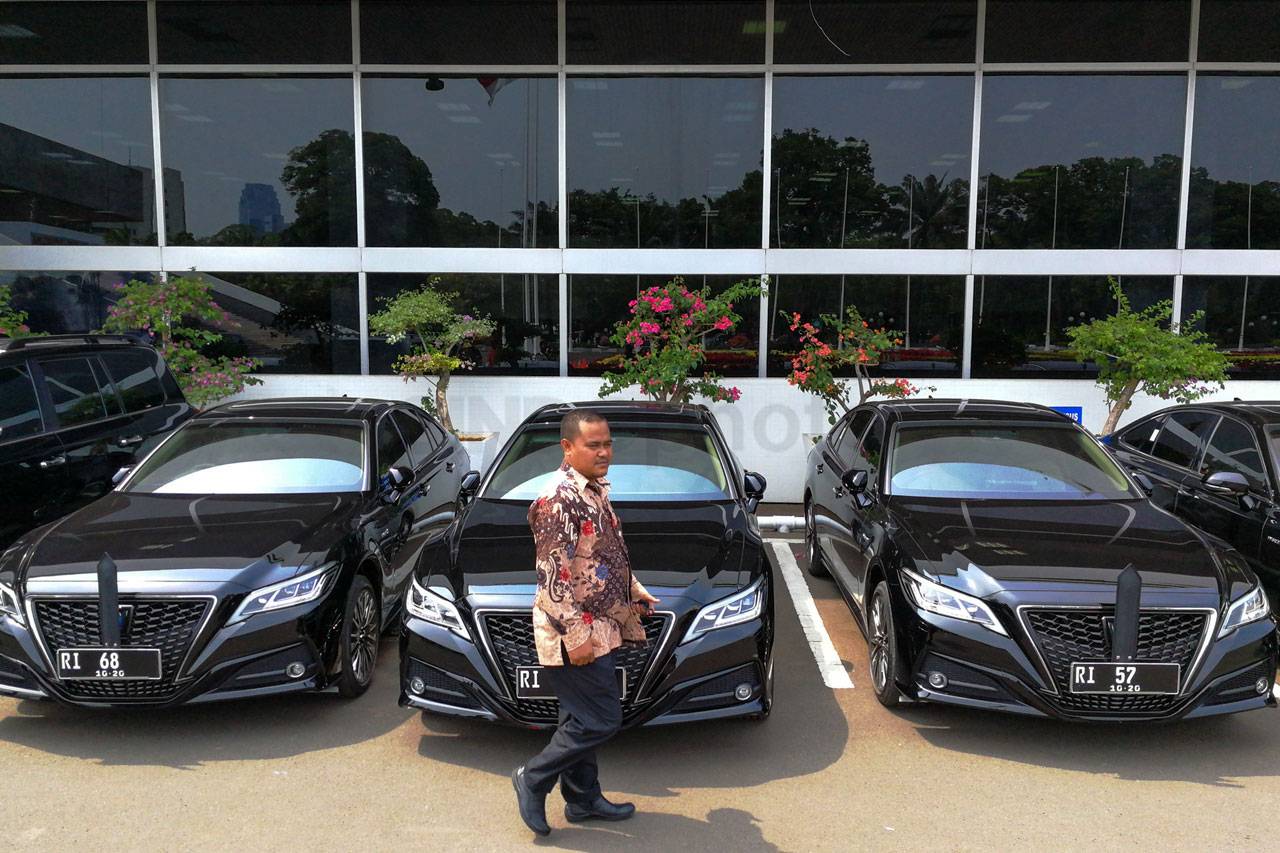 Mobil Dinas Toyota Crown...
