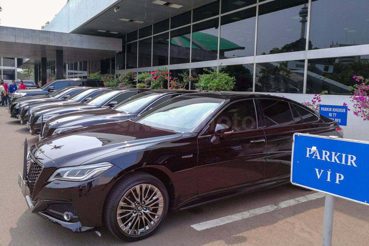 Mobil Dinas Toyota Crown...