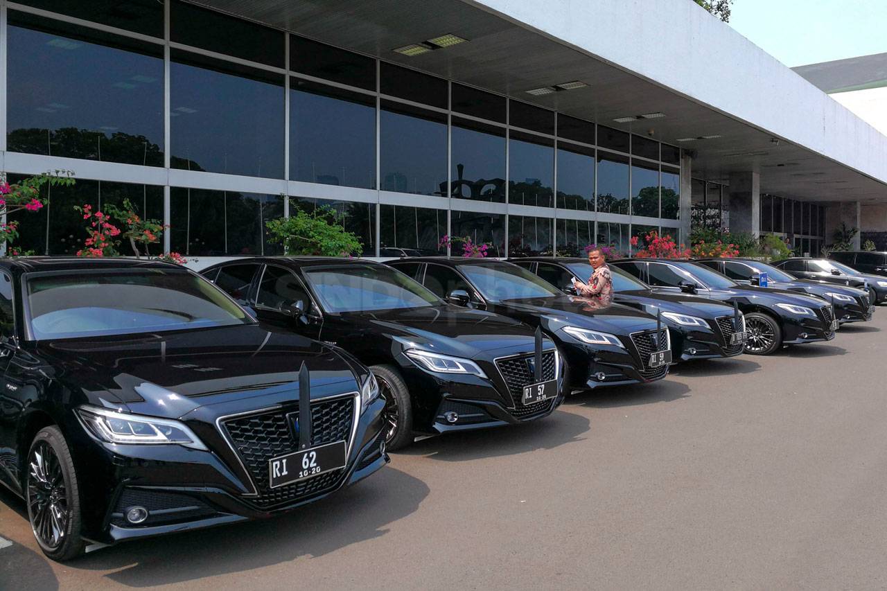Mobil Dinas Toyota Crown...