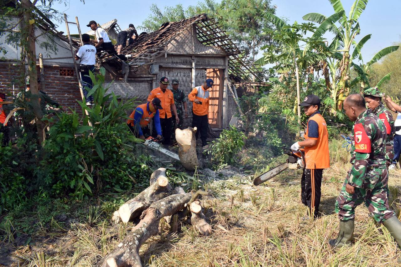 Puting Beliung Porak-porandakan...