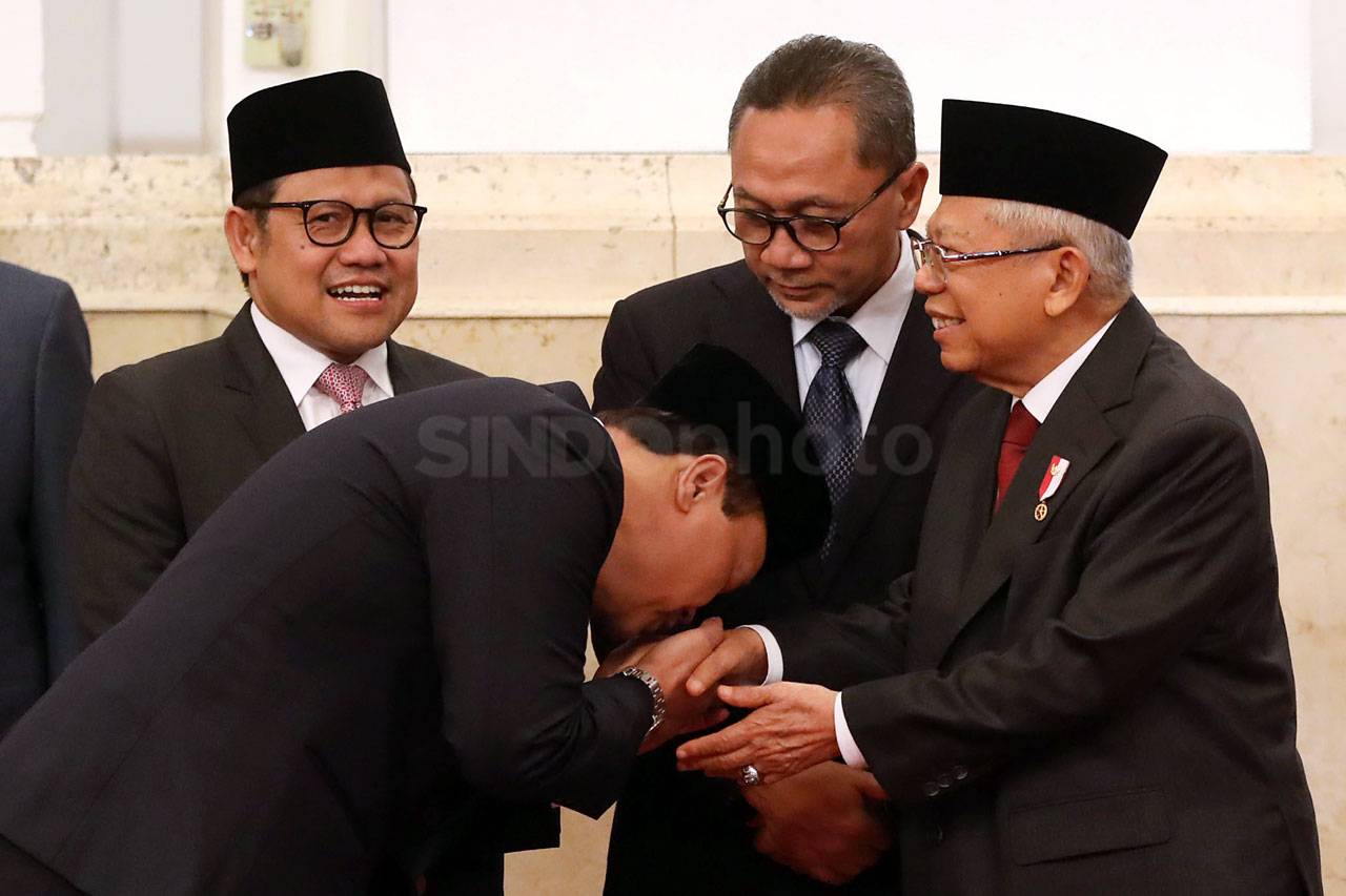 Presiden Jokowi Berikan...