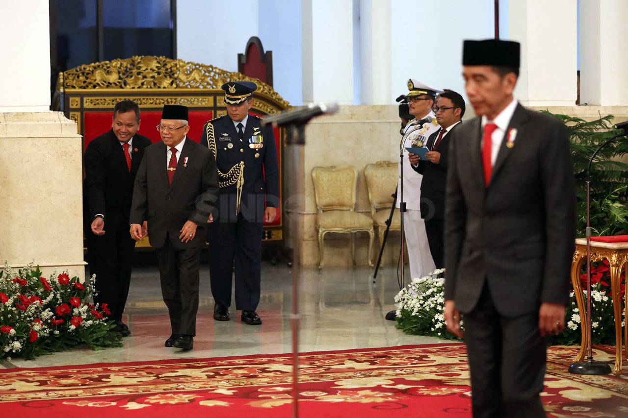 Presiden Jokowi Berikan...