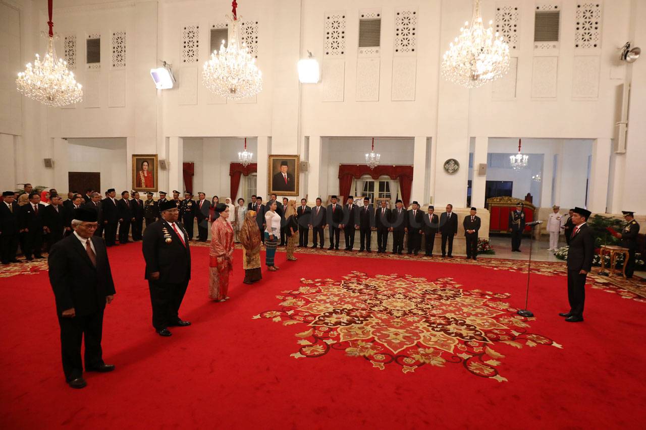 Presiden Jokowi Berikan...