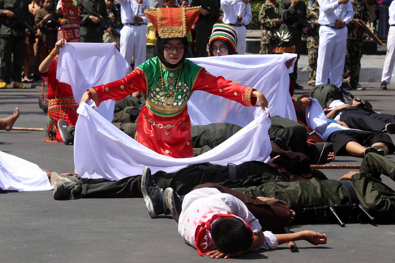 Peringati Hari Pahlawan,...