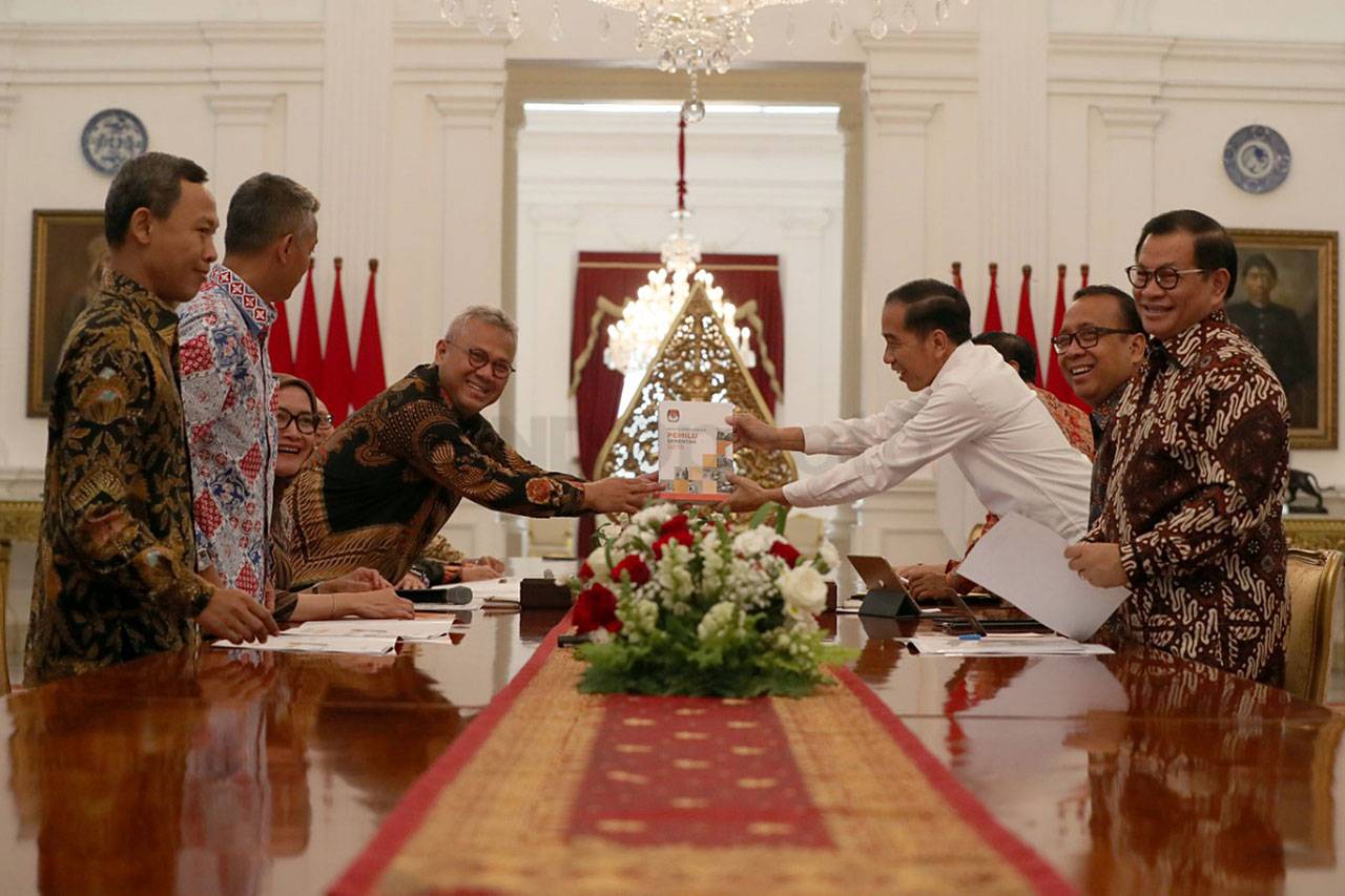 Presiden Jokowi Terima...
