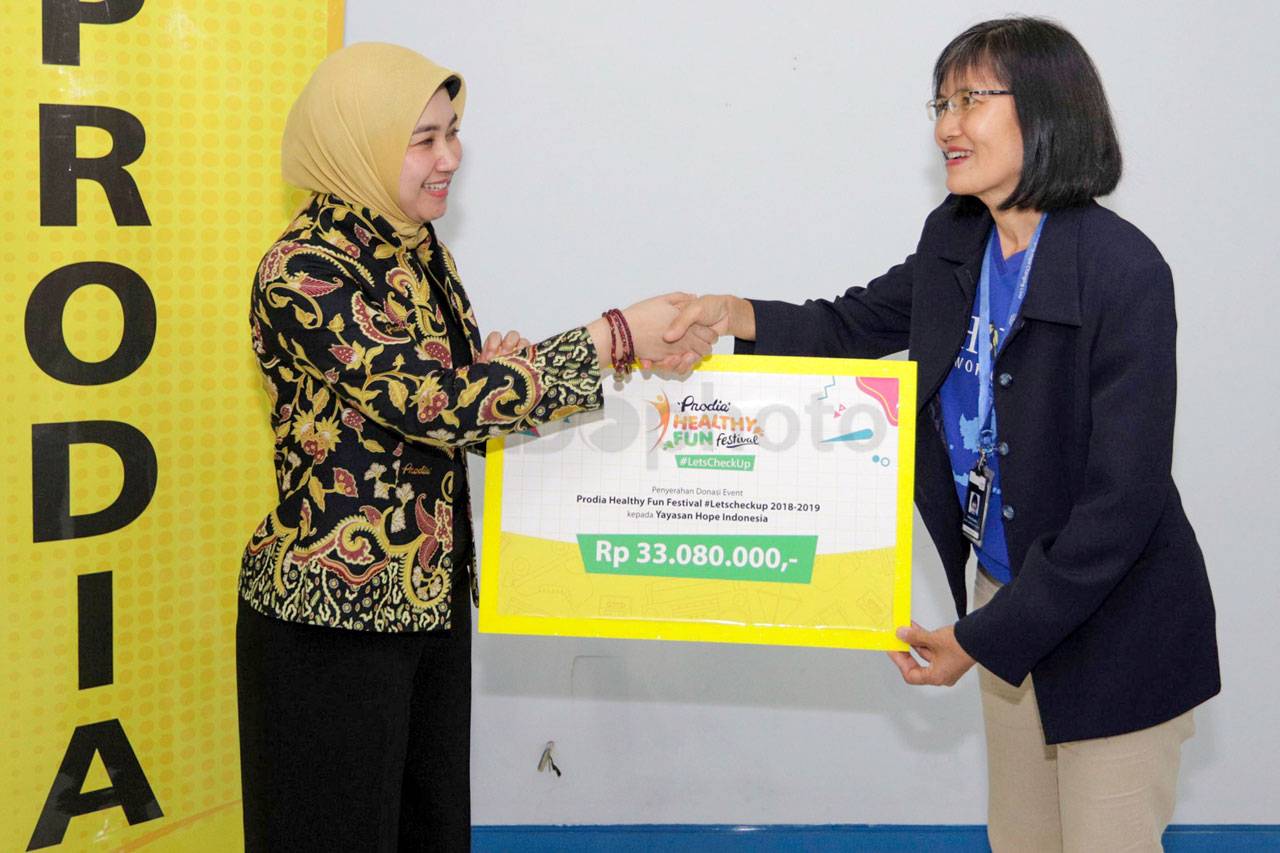 Prodia Serahkan Donasi...