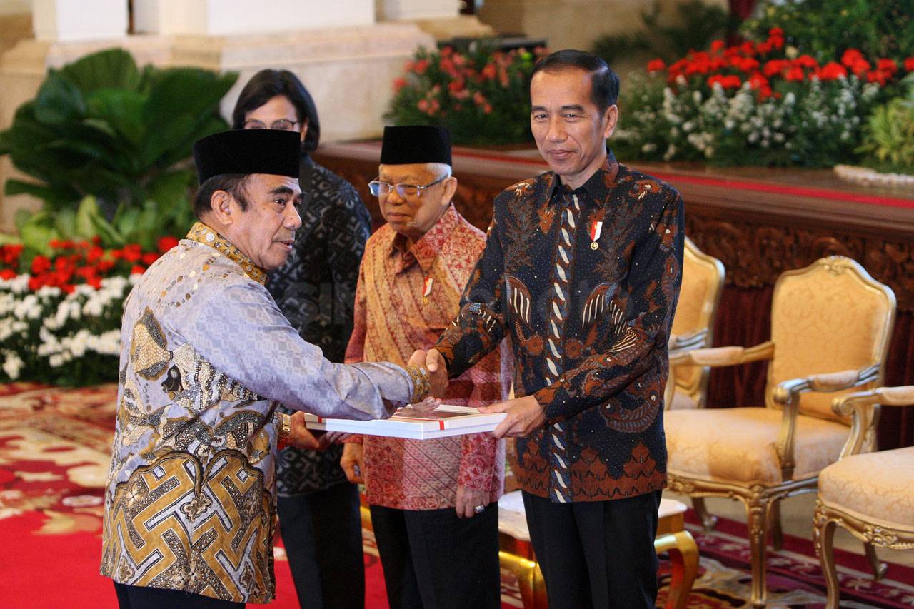 Presiden Jokowi Serahkan...