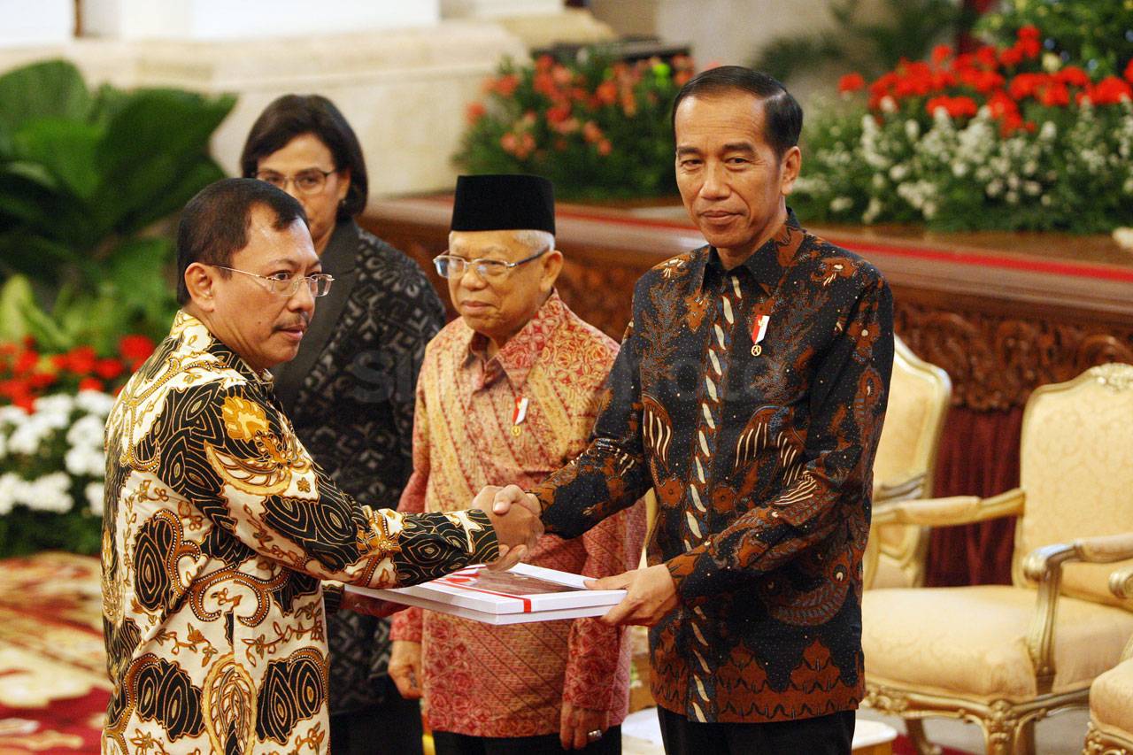 Presiden Jokowi Serahkan...