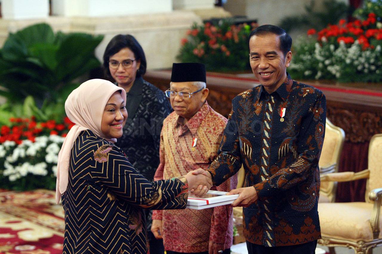 Presiden Jokowi Serahkan...