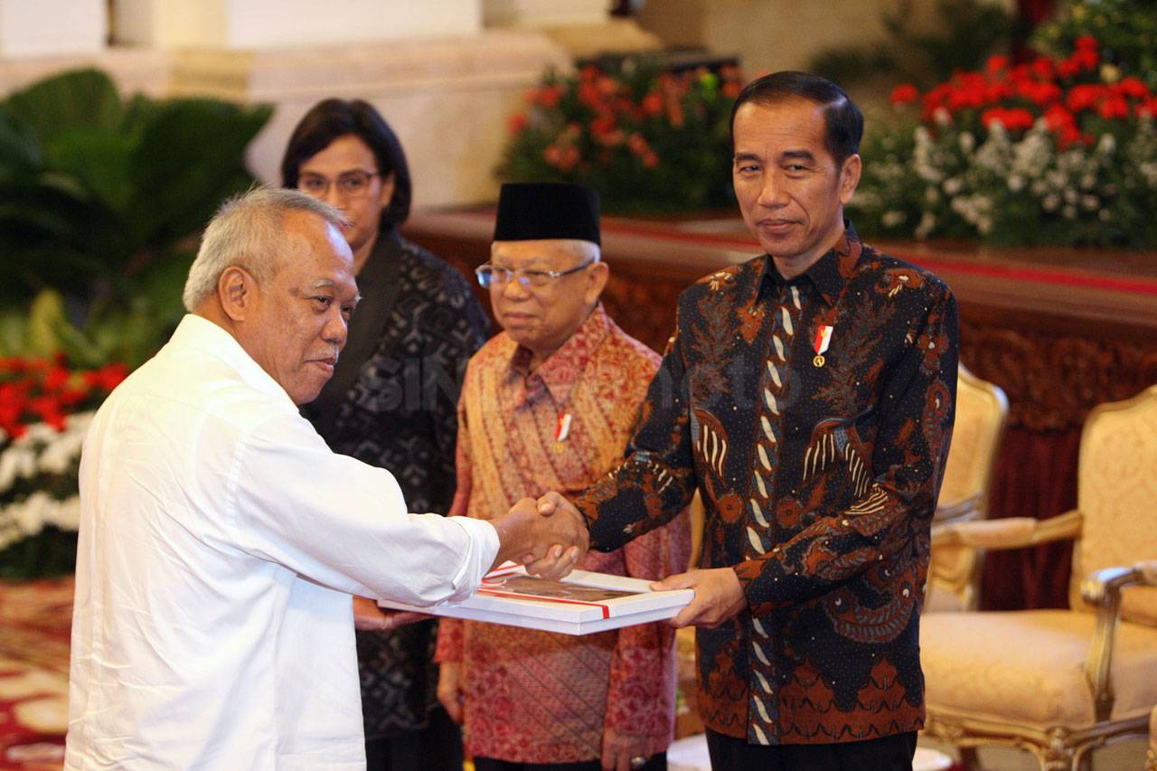 Presiden Jokowi Serahkan...