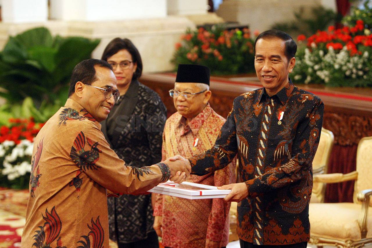Presiden Jokowi Serahkan...