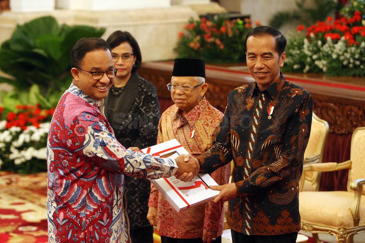 Presiden Jokowi Serahkan...