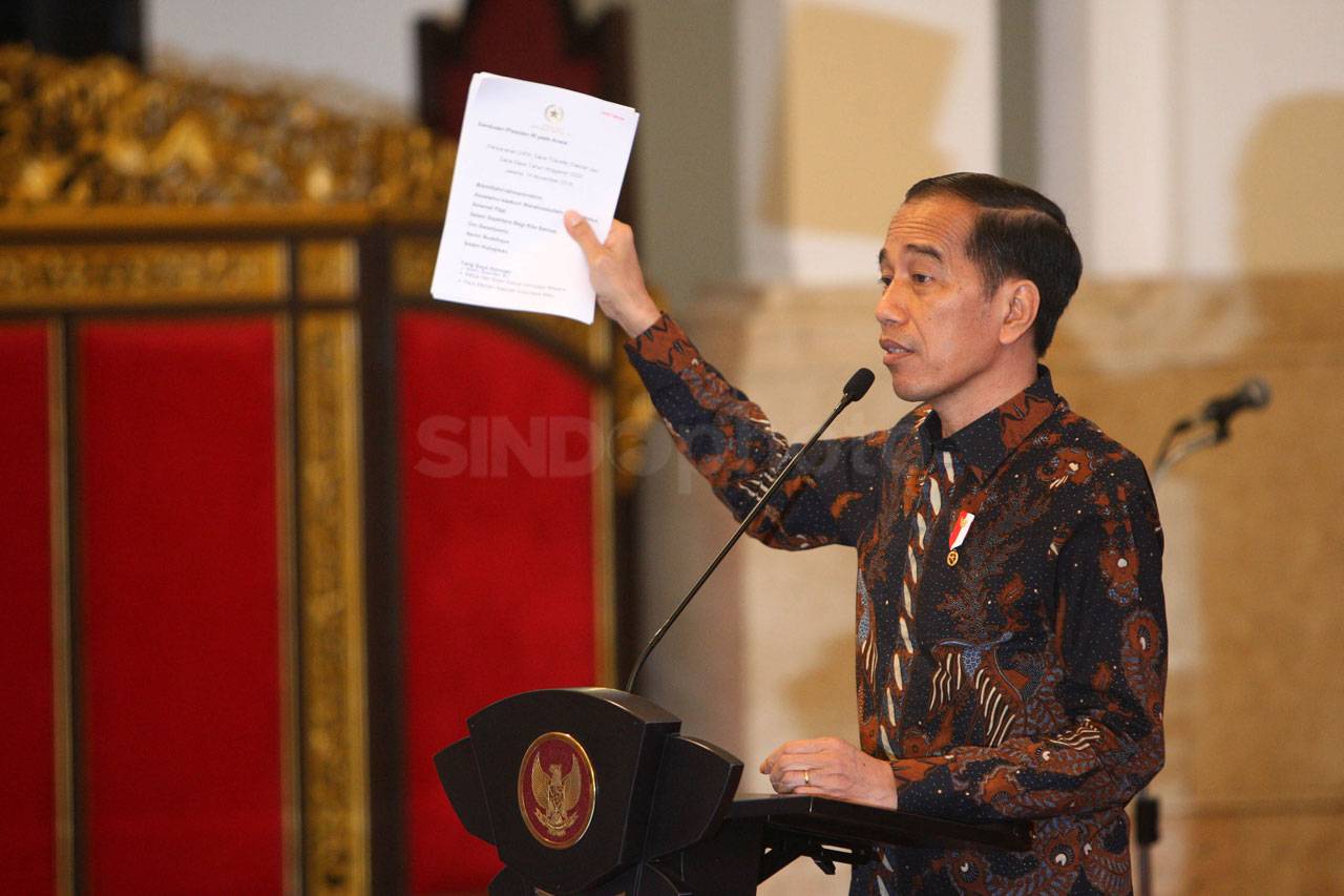 Presiden Jokowi Serahkan...
