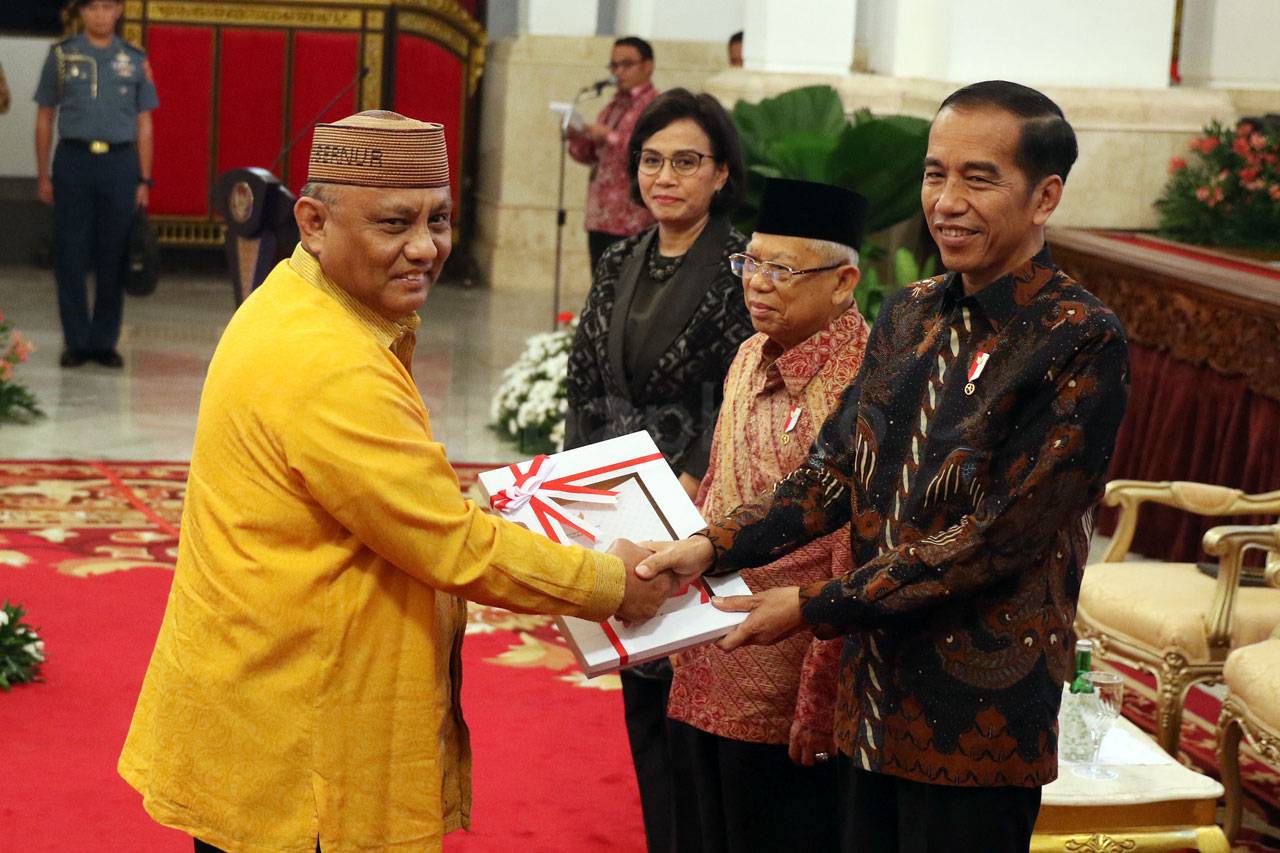 Presiden Jokowi Serahkan...