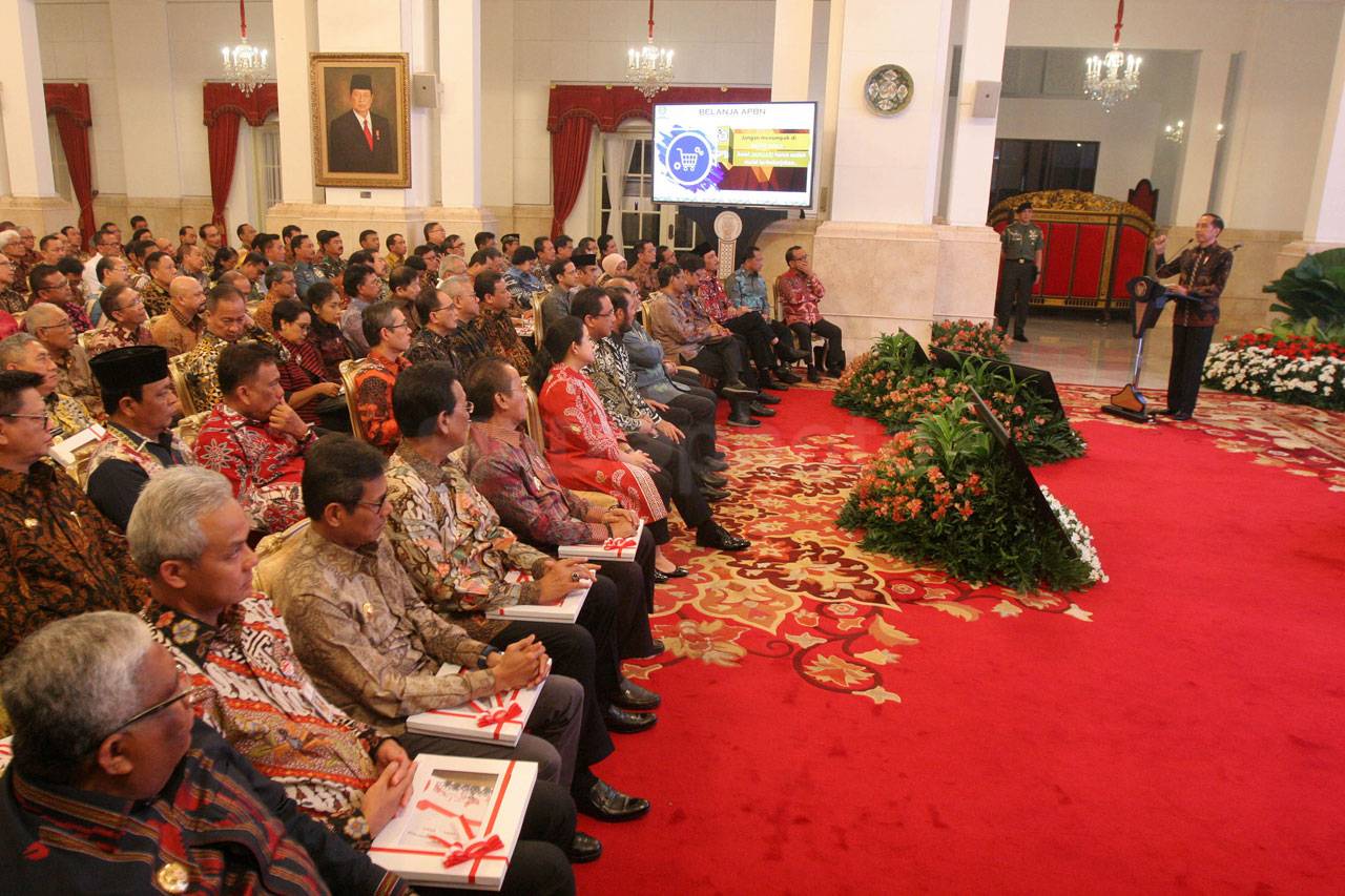 Presiden Jokowi Serahkan...