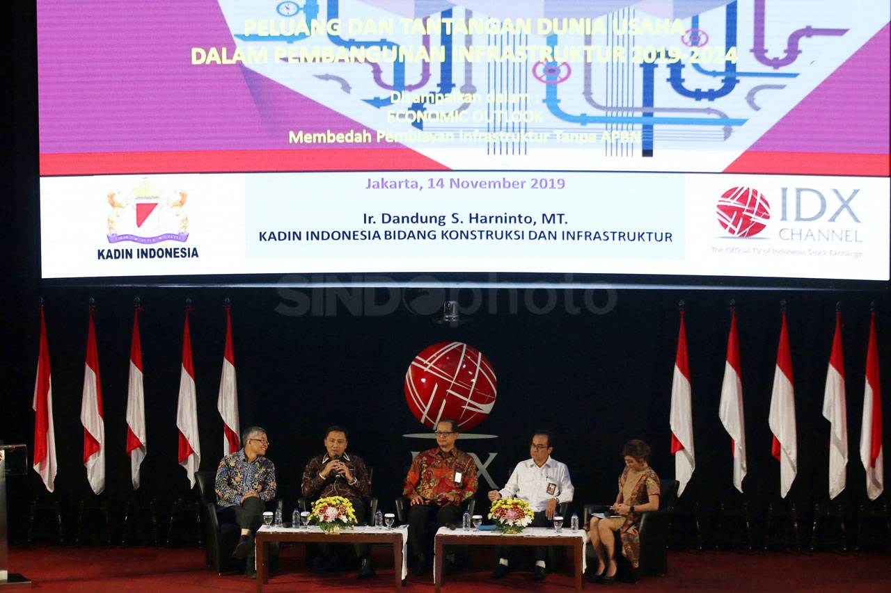 Economic Outlook: Membedah...