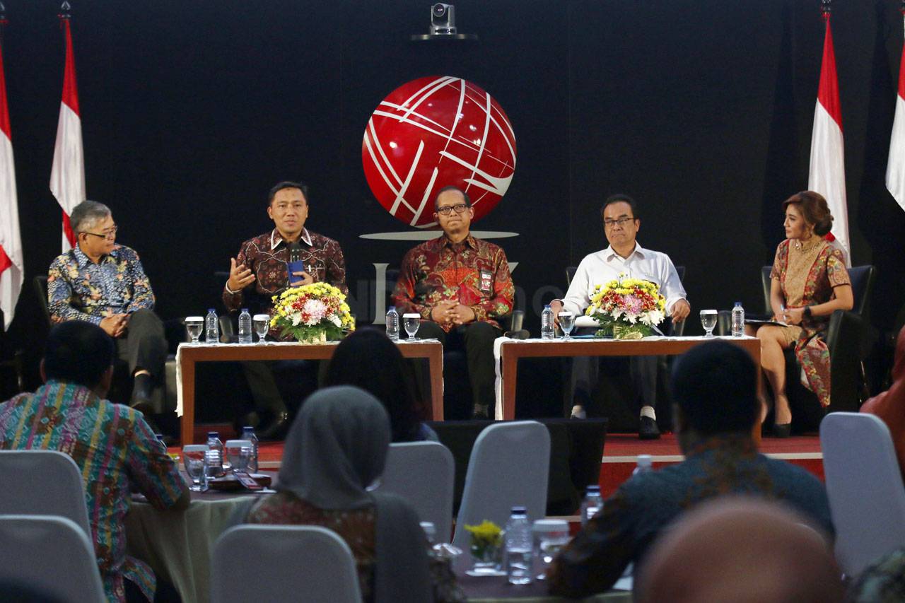 Economic Outlook: Membedah...