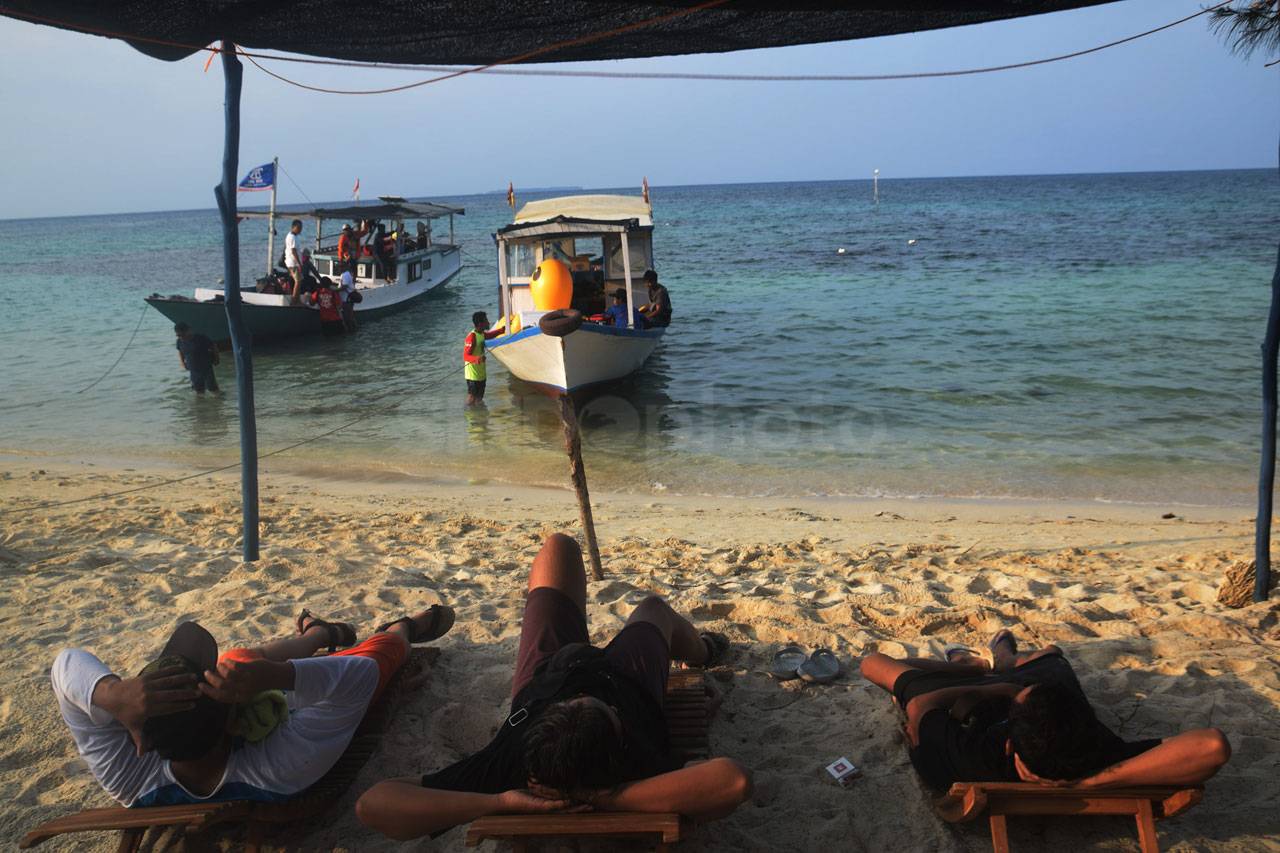 Menikmati Senja di Pantai...