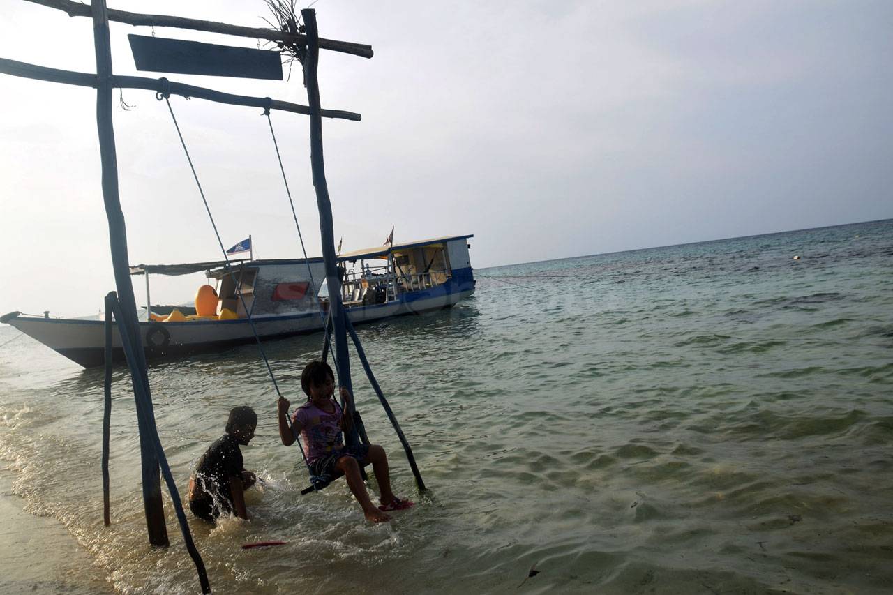 Menikmati Senja di Pantai...