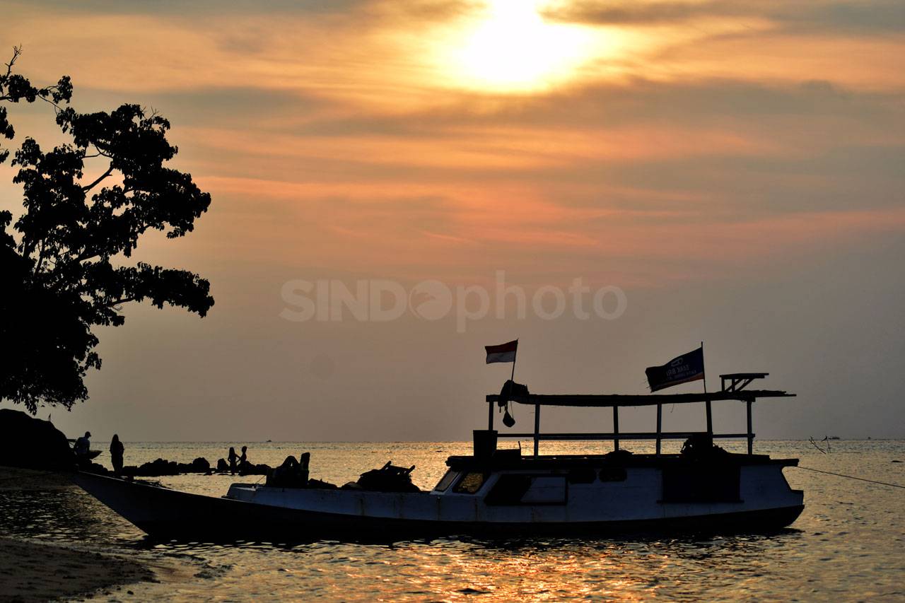 Menikmati Senja di Pantai...