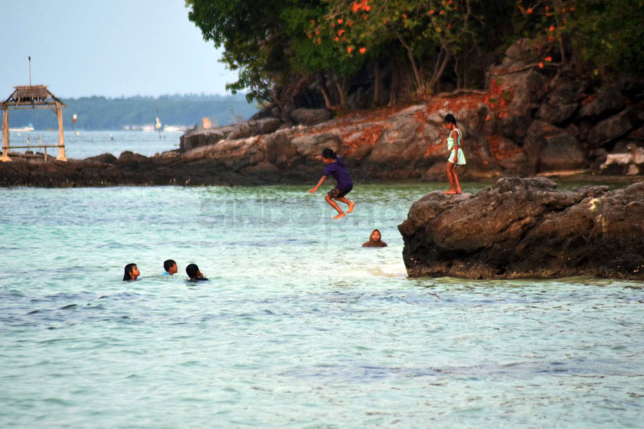 Menikmati Senja di Pantai...