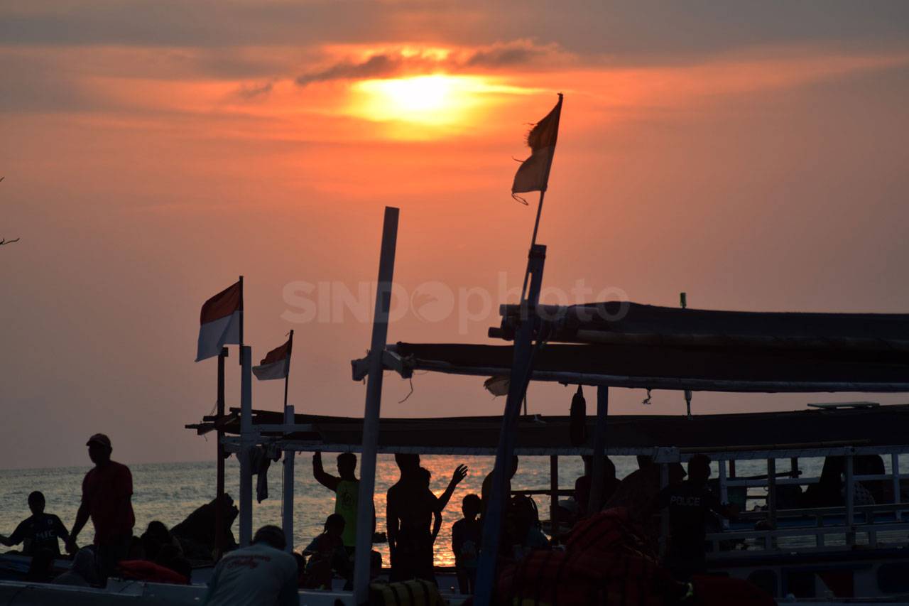 Menikmati Senja di Pantai...