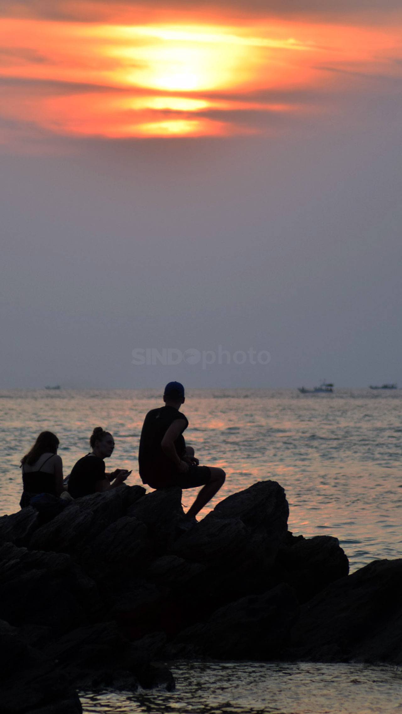 Menikmati Senja di Pantai...