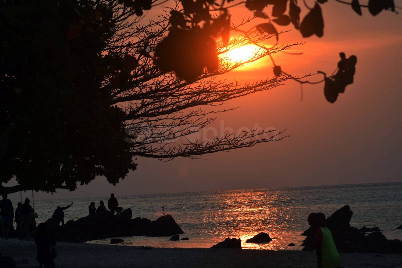 Menikmati Senja di Pantai...