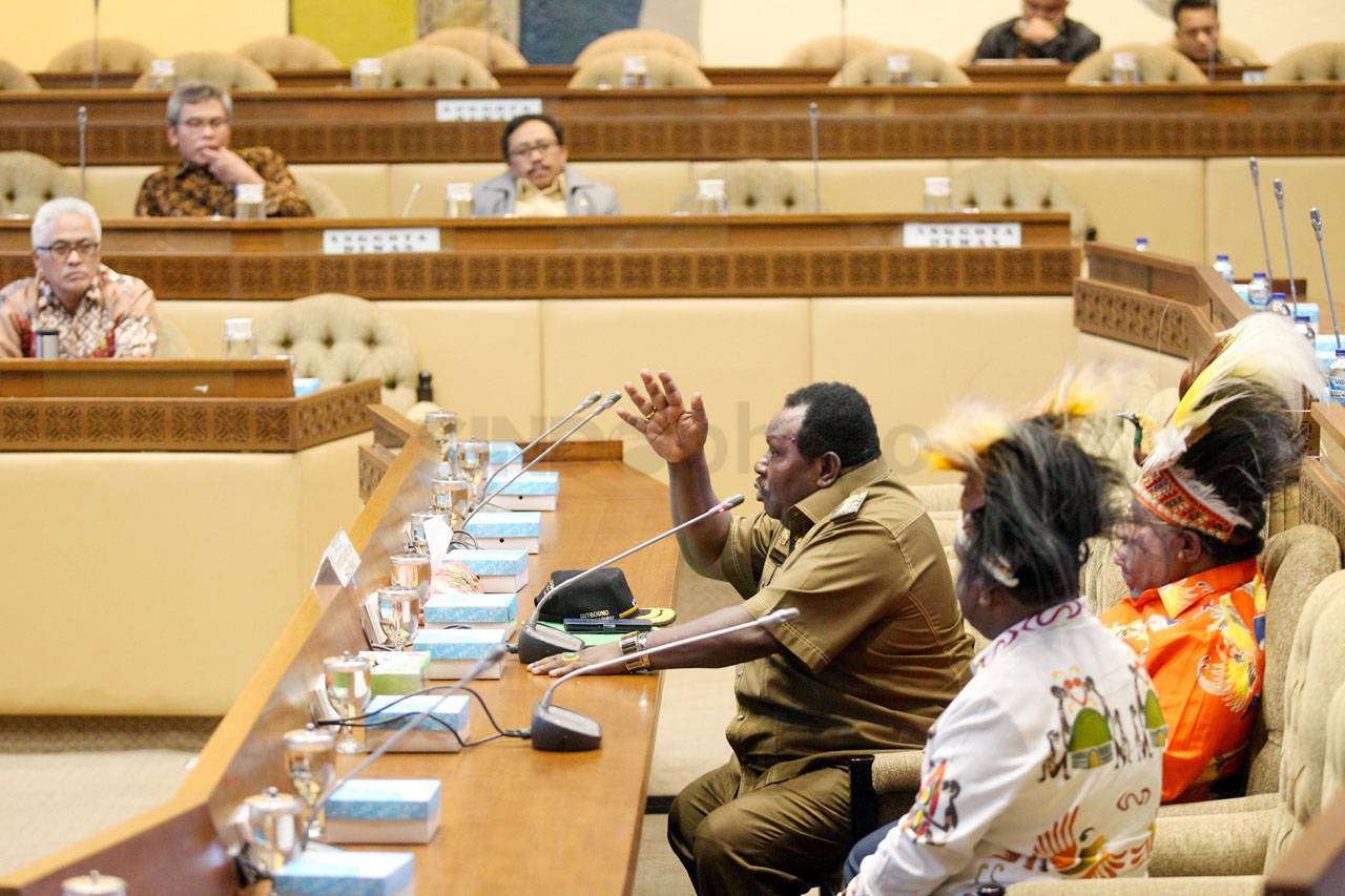 Komisi II DPR Gelar...
