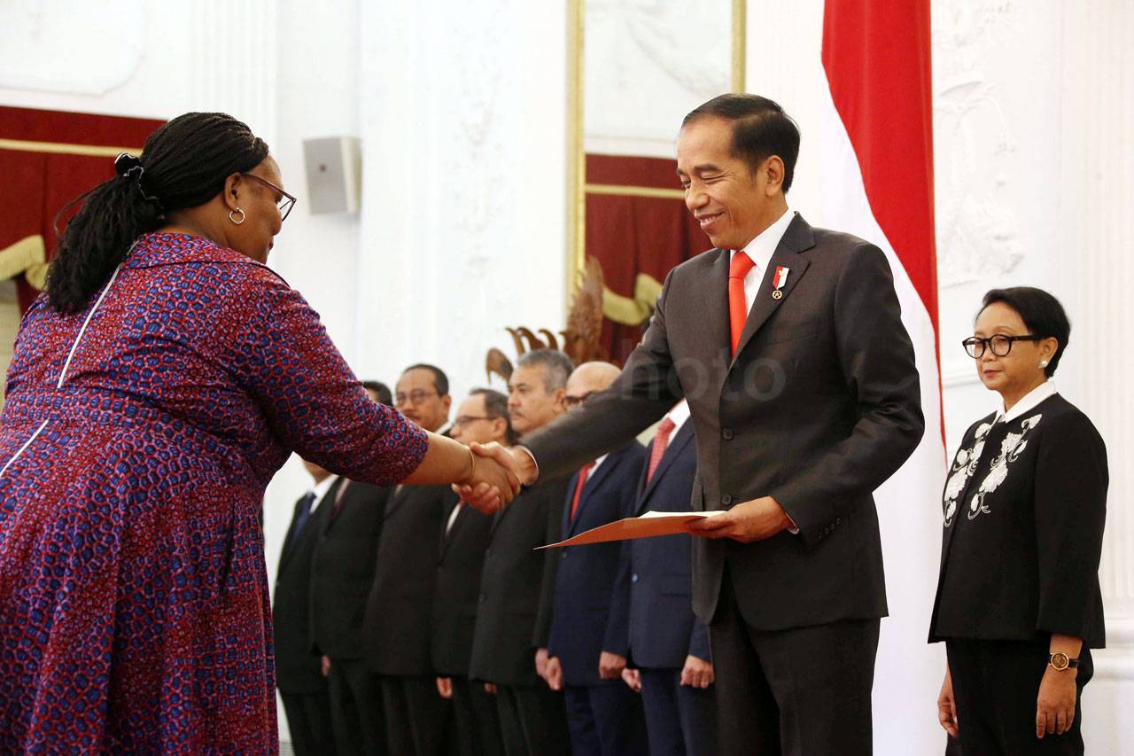 Presiden Jokowi Menerima...