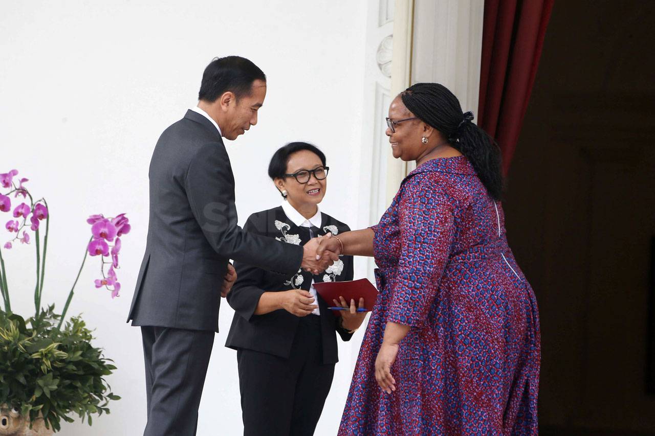 Presiden Jokowi Menerima...