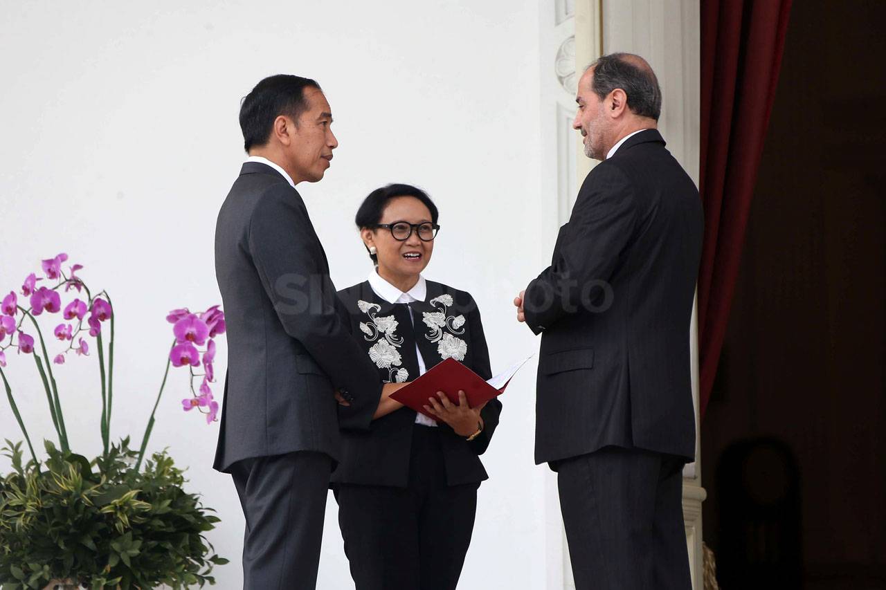 Presiden Jokowi Menerima...