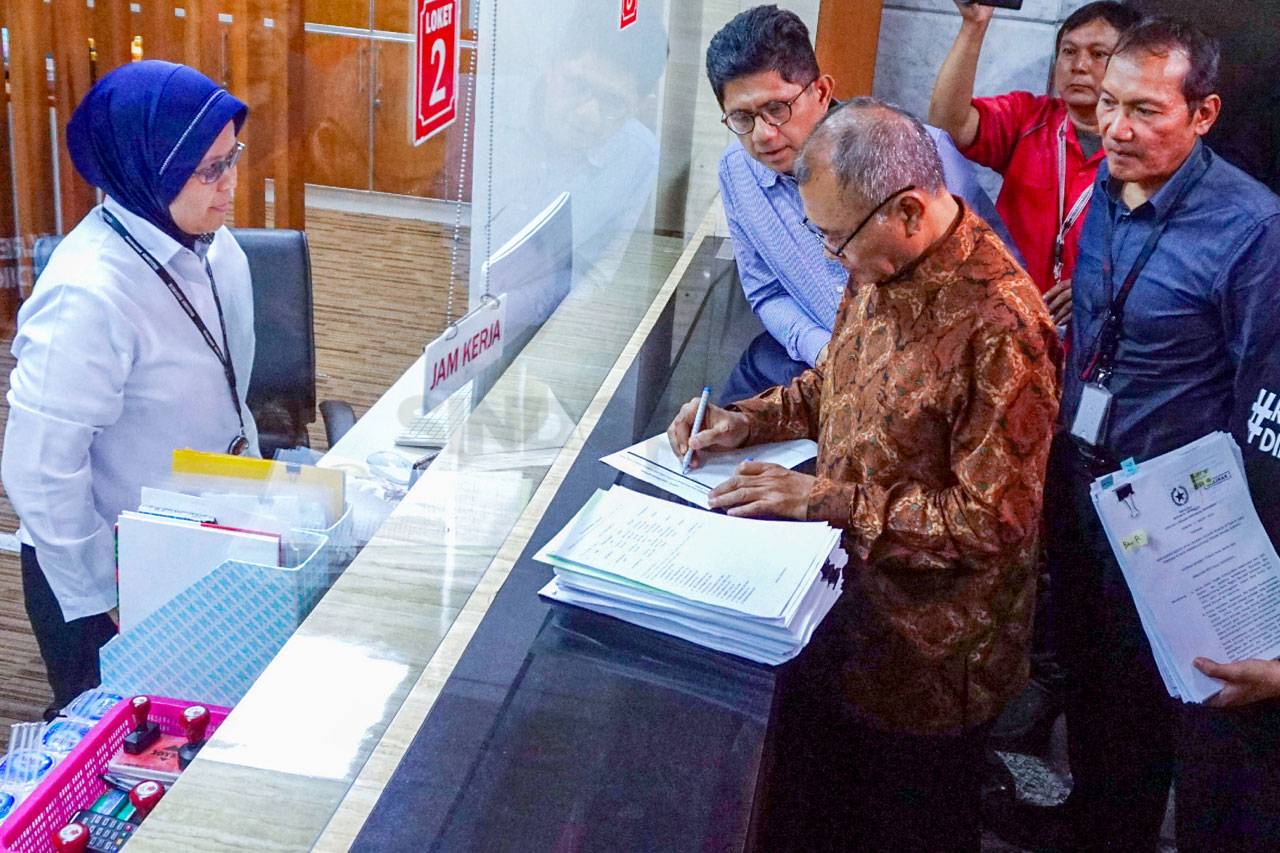 Pimpinan KPK Ajukan...