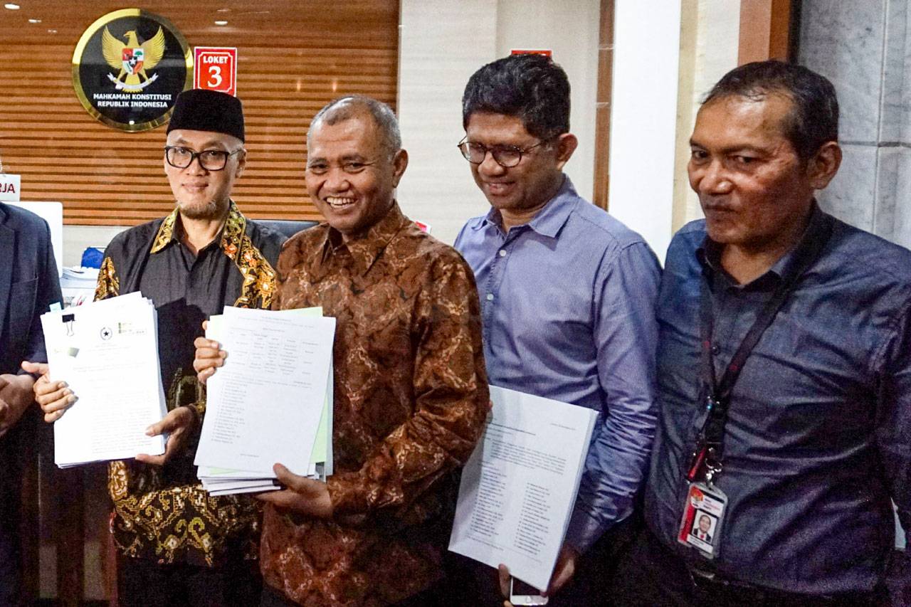 Pimpinan KPK Ajukan...
