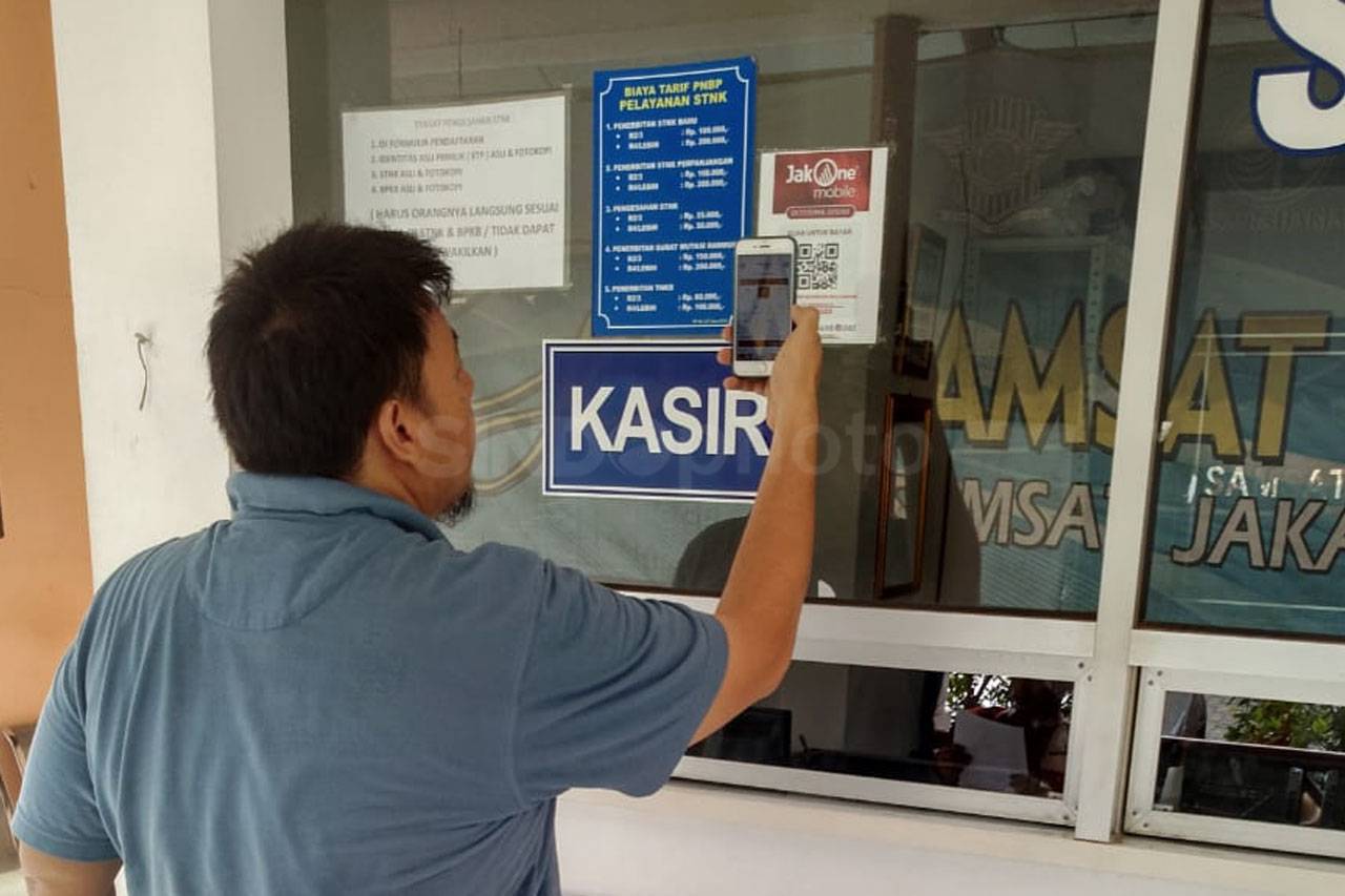 Wajib Pajak Bayar PKB...