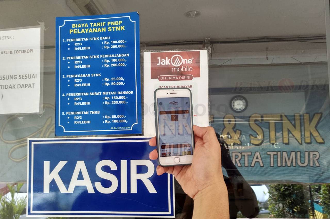 Wajib Pajak Bayar PKB...