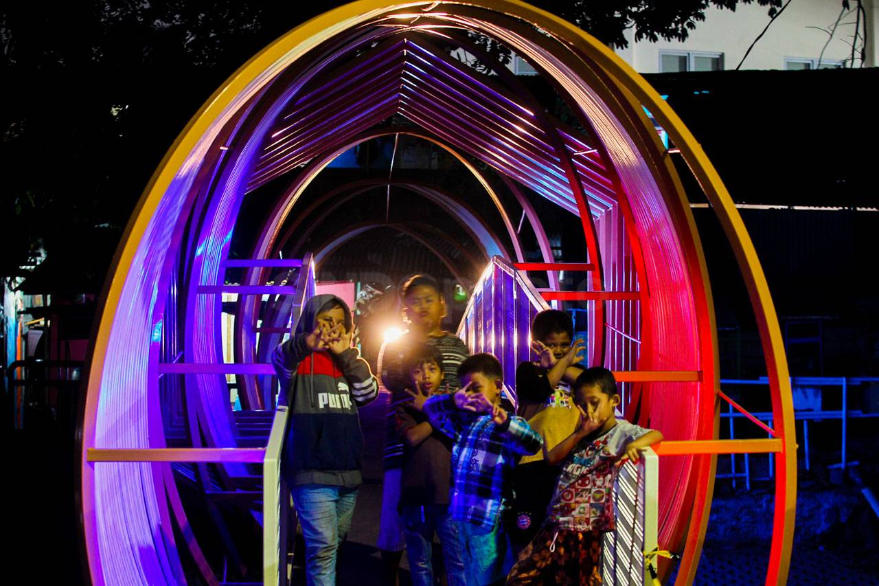 Lampu Warna-Warni Hiasi...