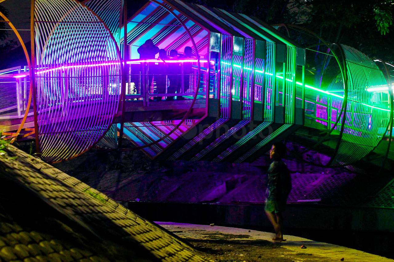 Lampu Warna-Warni Hiasi...