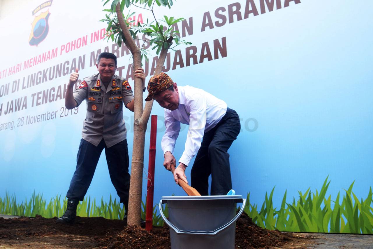 Hari Pohon Sedunia,...